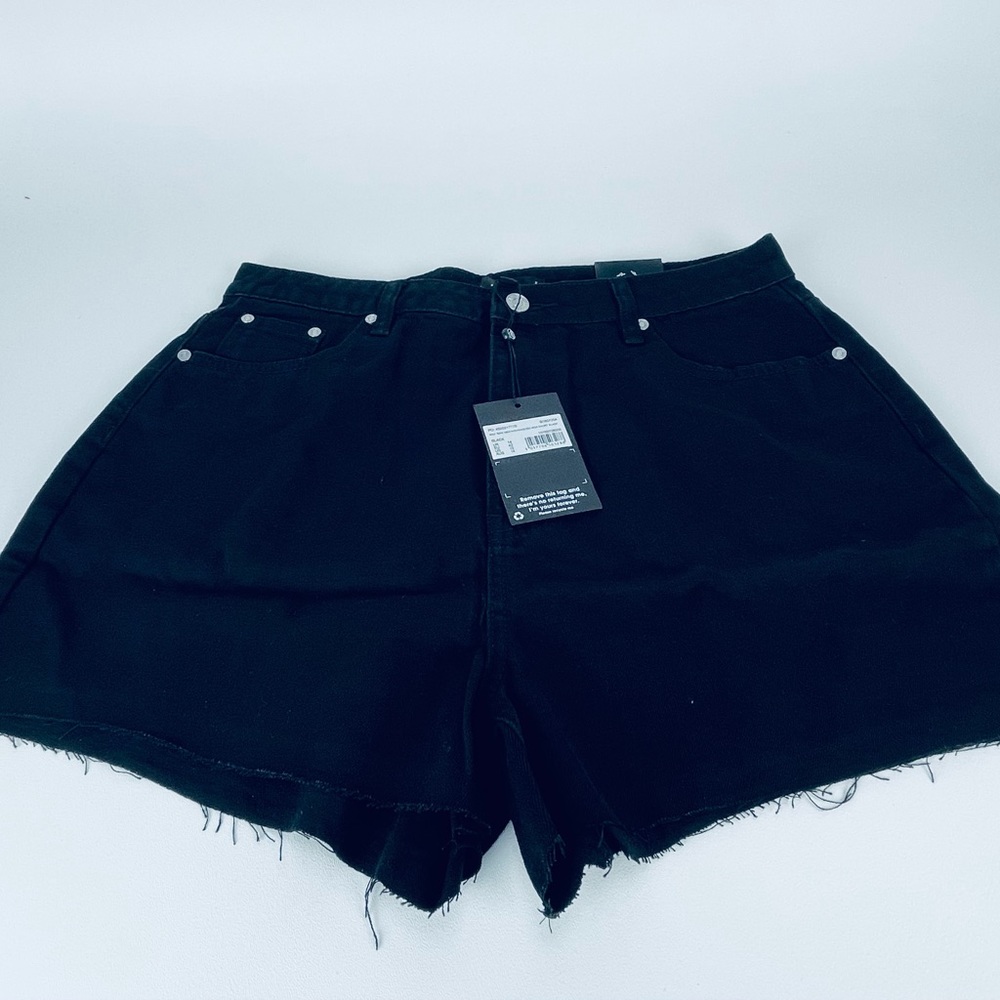 RIOT RAW HEM HIGHWAISTED MOM SHORT BLACK
BLACK